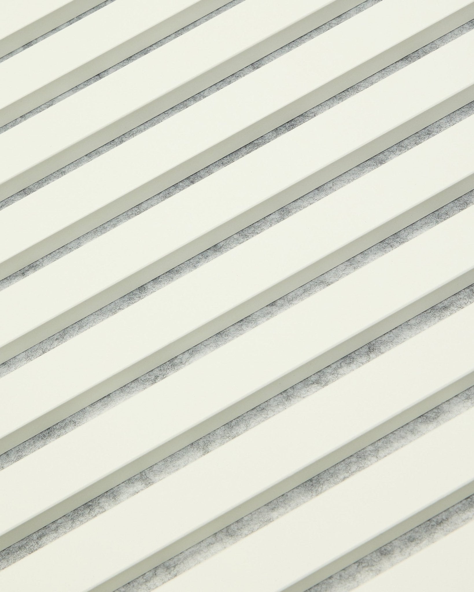 WoodUpp Akupanel Snow (240 x 60 cm) is a white acoustic panel with evenly spaced slats and subtle gray shadows, designed for modern Nordic interiors.