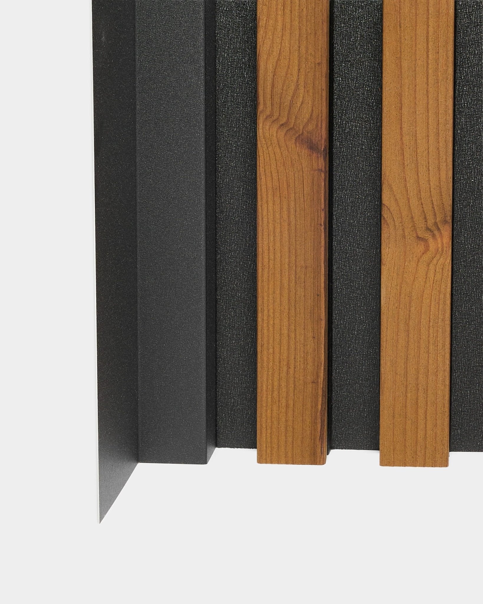 Close-up of the WoodUpp Aluwood Inside Corner, 240 cm, featuring vertical wood slats, black felt backing, and a powder-coated aluminum inside corner profile.